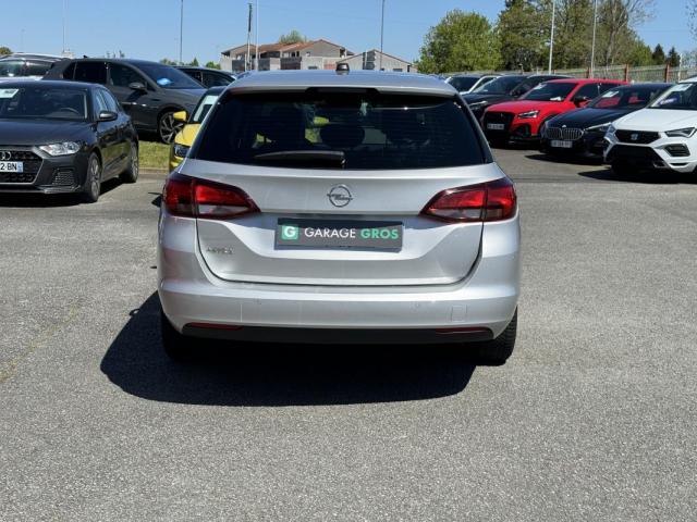 Opel Astra Sports Tourer image 3