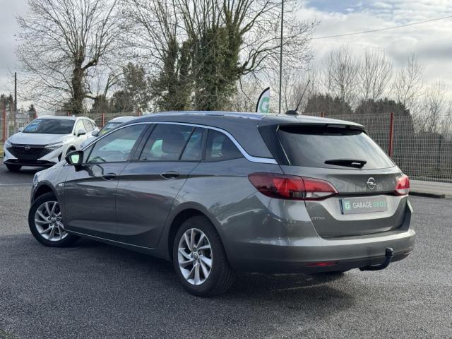 Opel Astra Sports Tourer image 2