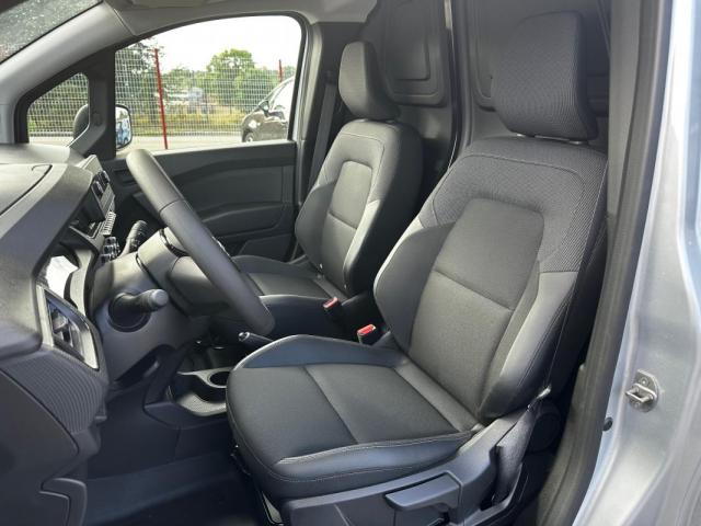 Nissan Townstar image 8