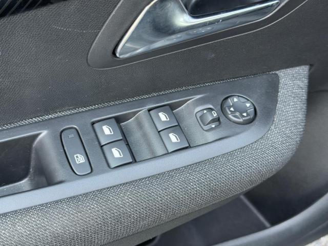Peugeot 208 image 9