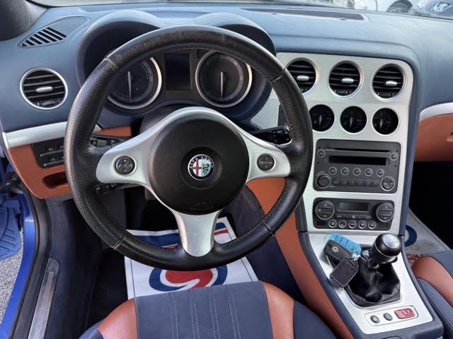 Alfa Romeo Spider image 2