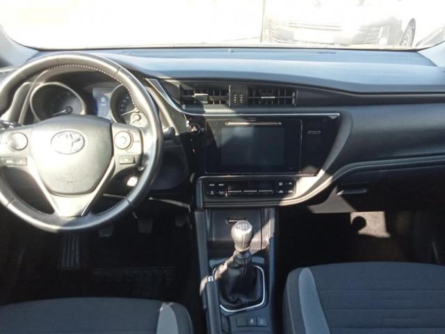 Toyota Auris image 5