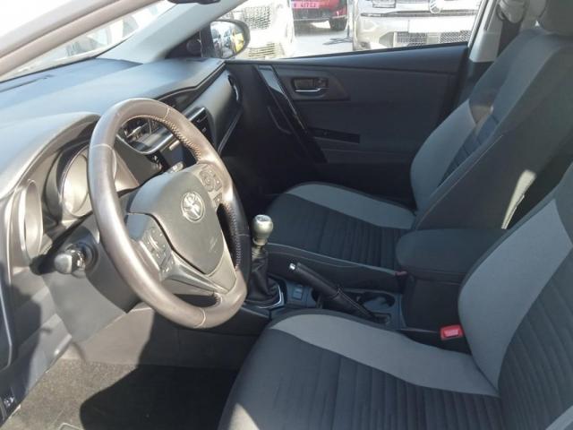 Toyota Auris image 9