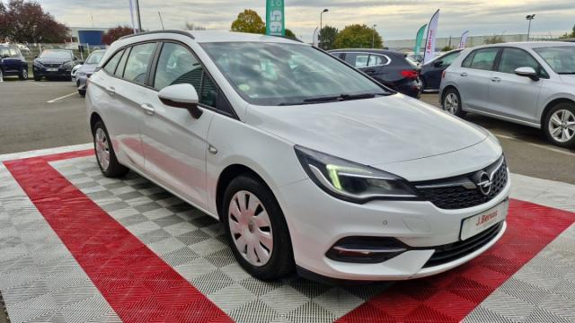 Opel Astra Sports Tourer image 2