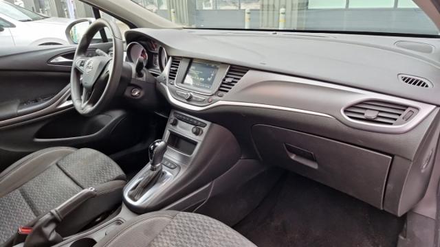 Opel Astra Sports Tourer image 1