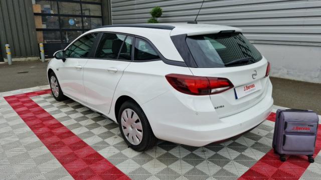 Opel Astra Sports Tourer image 3