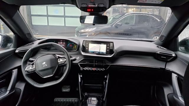 Peugeot 2008 image 2