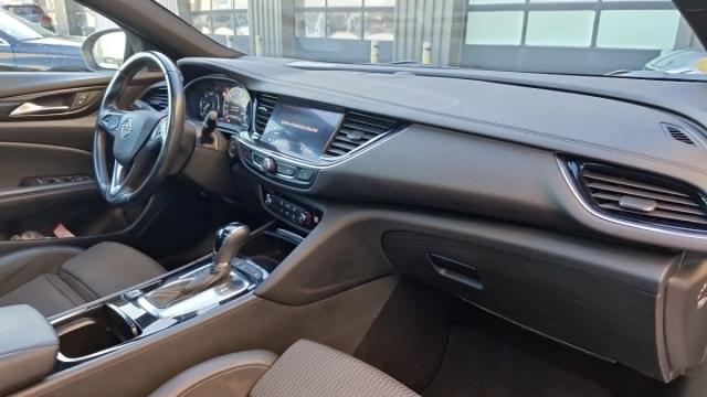 Opel Insignia Sports Tourer image 2