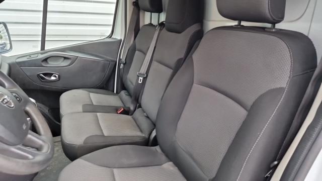 Nissan Nv300 image 1