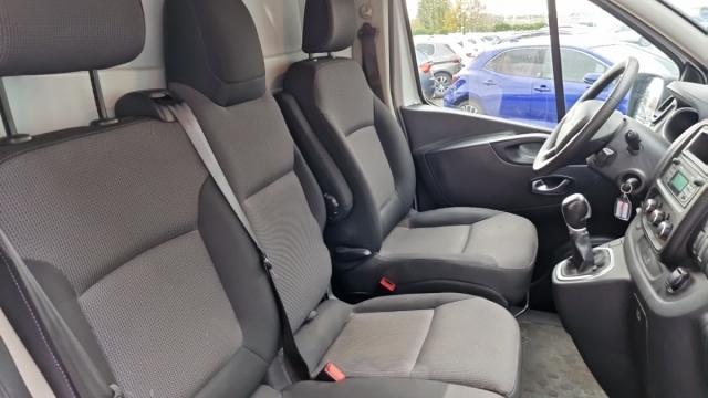 Nissan Nv300 image 9