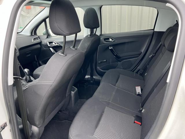 Peugeot 208 image 6