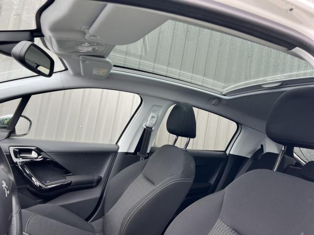 Peugeot 208 image 1