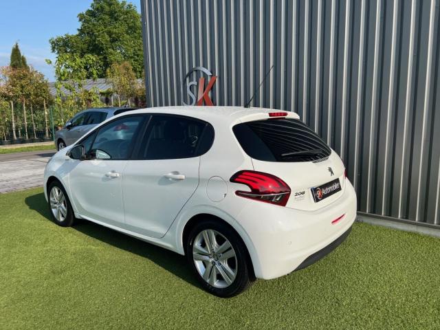 Peugeot 208 image 3