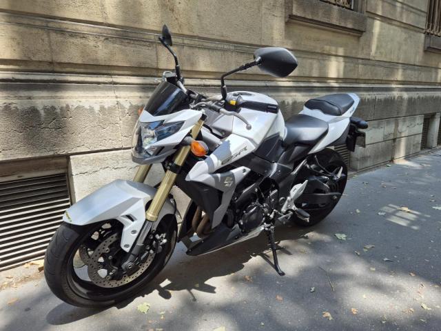Suzuki Gsr 750 image 6