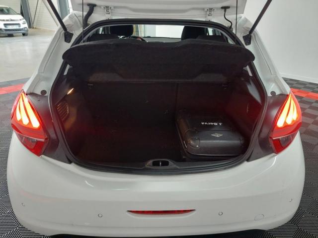Peugeot 208 image 1