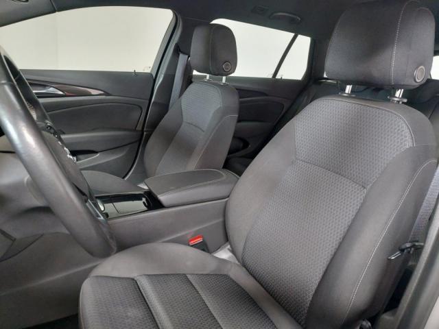 Opel Insignia Sports Tourer image 2