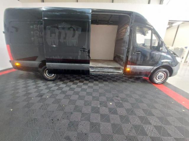 Mercedes Benz Sprinter image 3