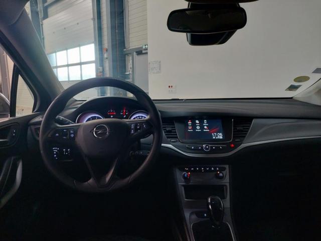 Opel Astra Sports Tourer image 2