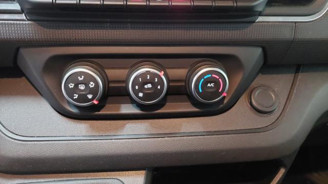 Renault Trafic image 2