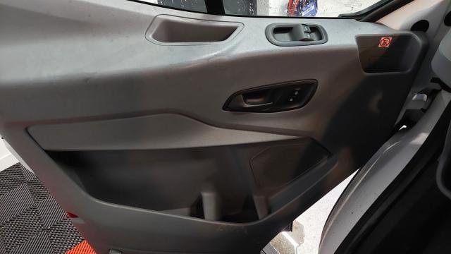 Ford Transit image 6