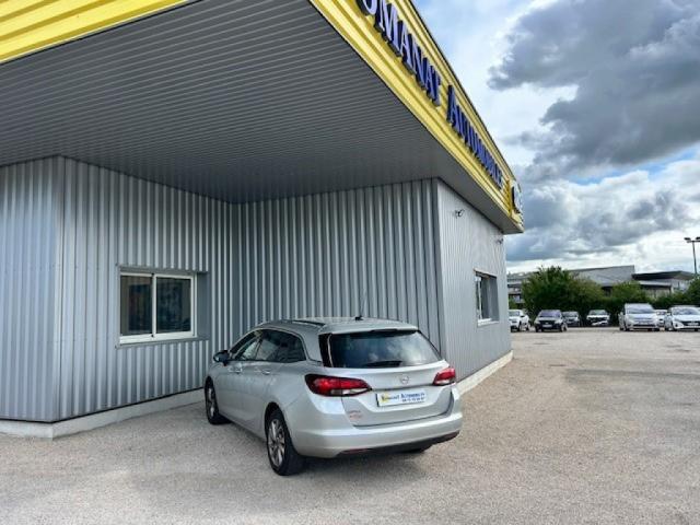 Opel Astra Sports Tourer image 4