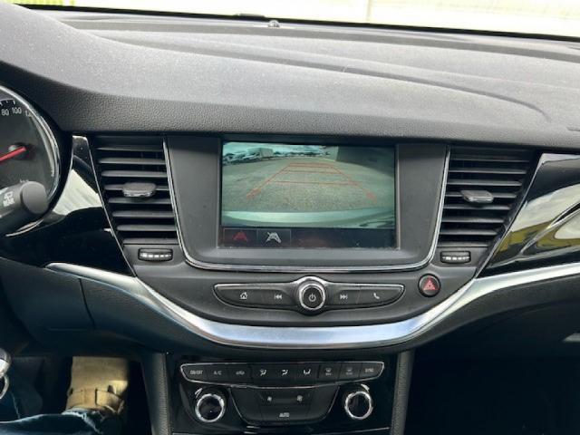 Opel Astra Sports Tourer image 2