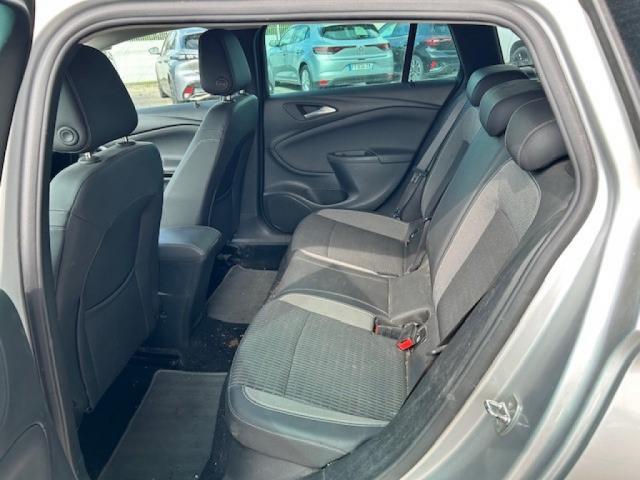 Opel Astra Sports Tourer image 3