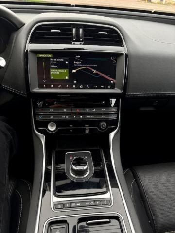 Jaguar Xe image 3