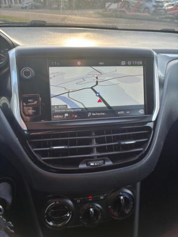 Peugeot 208 image 1