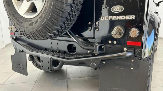 Land Rover Defender 90 image 8