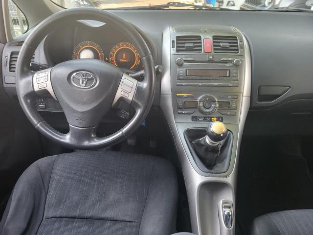 Toyota Auris image 1