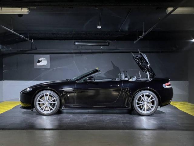Aston Martin V8 image 3