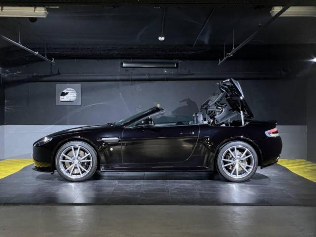 Aston Martin V8 image 9
