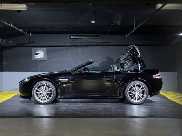 Aston Martin V8 image 2