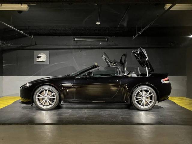 Aston Martin V8 image 6