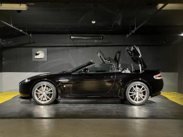 Aston Martin V8 image 9