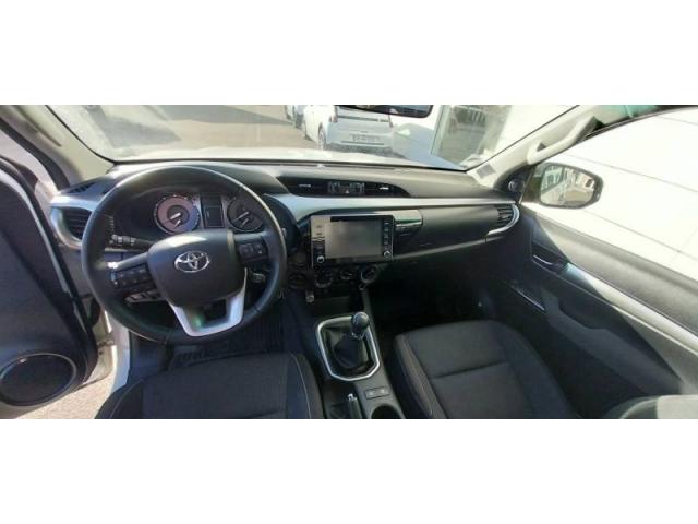 Toyota Hilux image 8