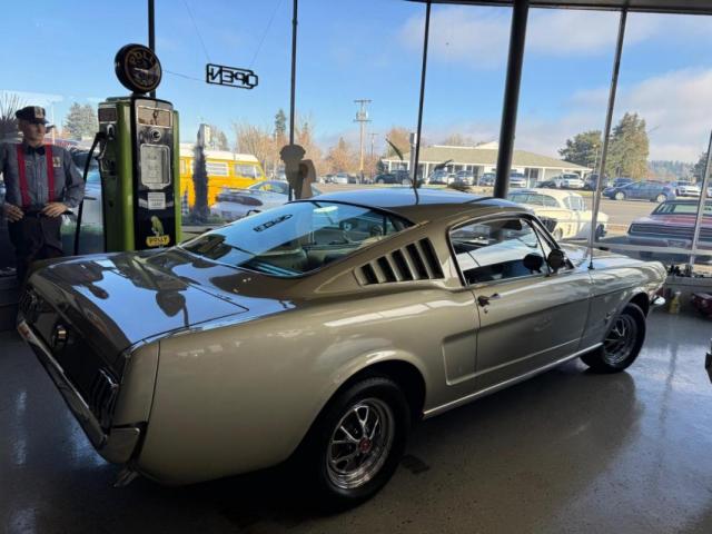Ford Mustang image 6