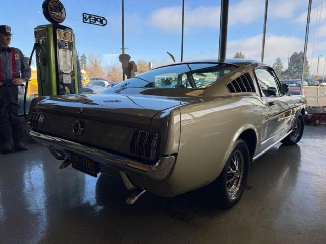 Ford Mustang image 8