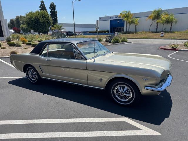 Ford Mustang image 7