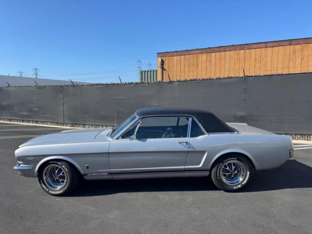 Ford Mustang image 4