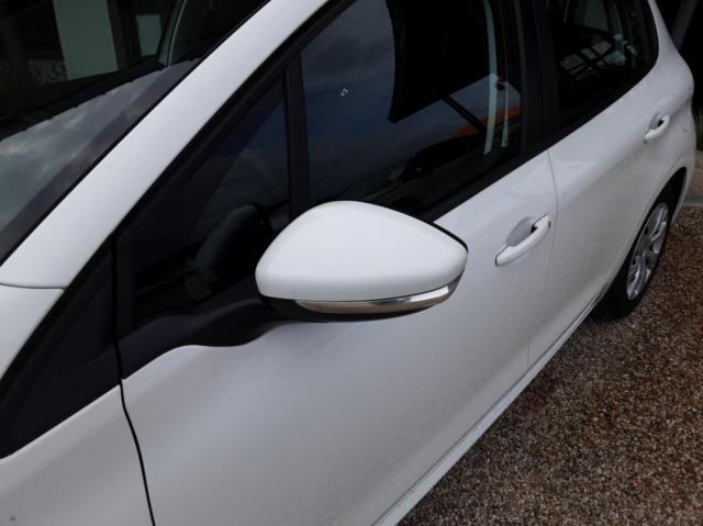 Peugeot 208 image 2