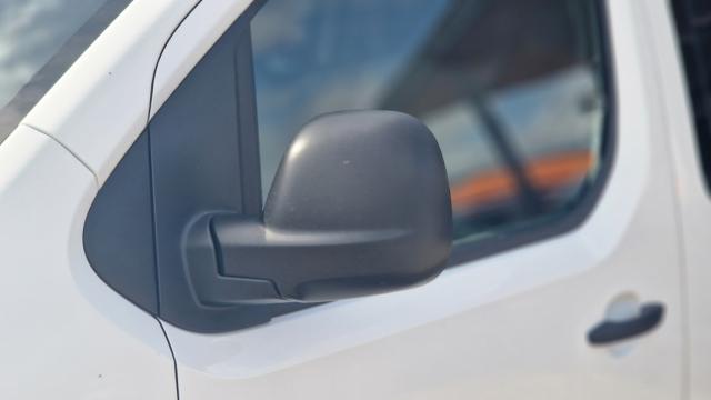 Peugeot Traveller image 2