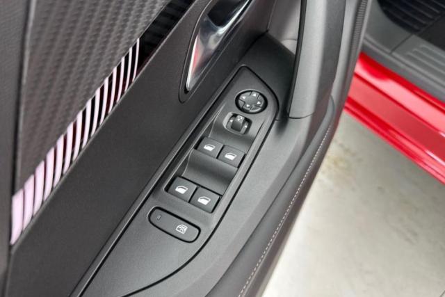 Peugeot 2008 image 2