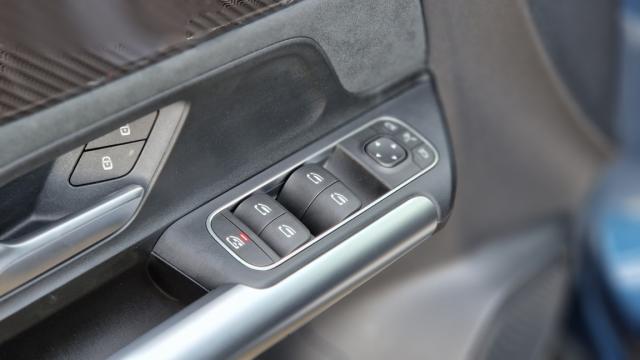 Mercedes Benz Gla image 8