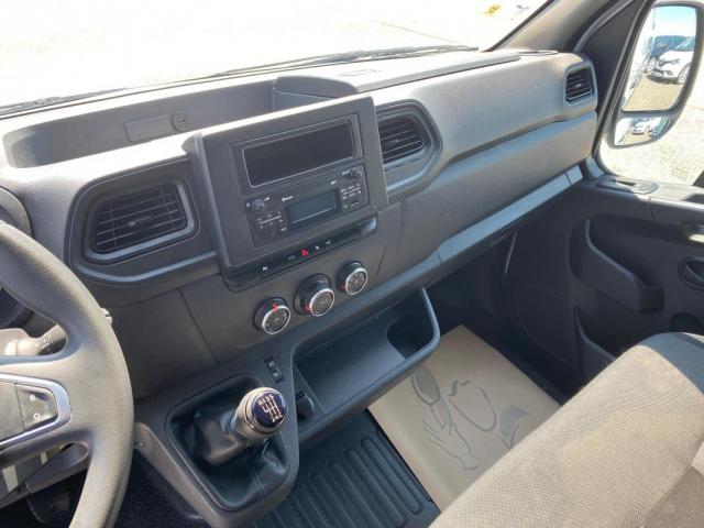 Renault Master image 2