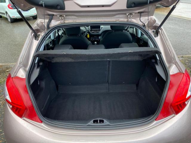 Peugeot 208 image 2