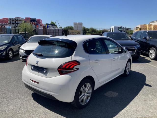 Peugeot 208 image 8