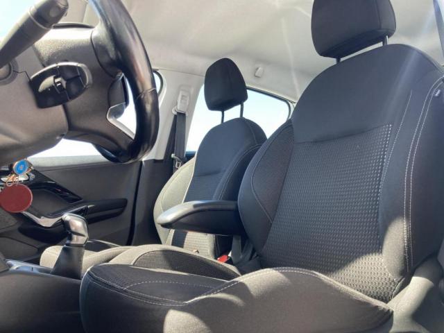 Peugeot 208 image 9