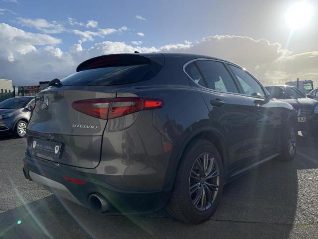 Alfa Romeo Stelvio image 7